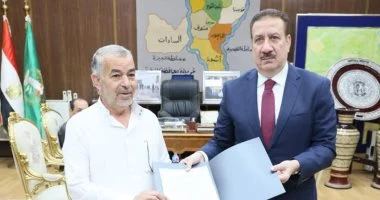 محافظ المنوفية يوزع 11 عقد تقنين لأراضي الدولة للمستحقين للاشتراطات