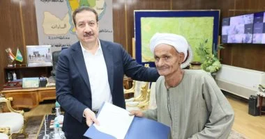 محافظ المنوفية يوزع 22 عقد تقنين أراضٍ للمستفيدين بالمحافظة