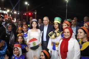 محافظ المنيا يتنحى عن البروتوكول ويتابع الحدث العالمي من قلب الميدان مع المواطنين