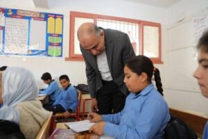 محافظ المنيا يطمئن على انتظام الدراسة بمدرسة سمالوط ويوجه بإنهاء أزمة الصرف الصحي