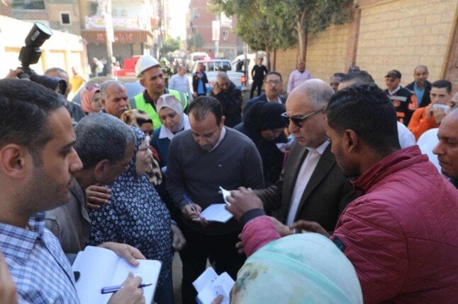 محافظ المنيا يوزع سلعاً غذائية على الأسر الأكثر احتياجاً خلال جولته في أبوقرقاص