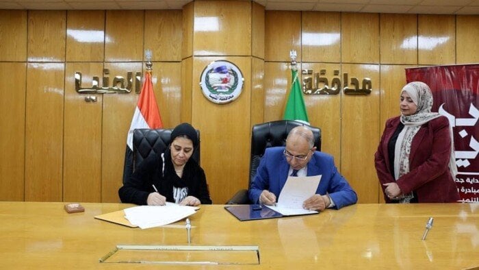 محافظ المنيا يوقع بروتوكولًا لإنشاء "مركز أورام المرأة" ومشاغل حرفية في أبوقرقاص ​