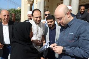 محافظ بني سويف يلتقي المواطنين بمسجد عمر بن عبد العزيز ويوجه بسرعة تلبية الاحتياجات الفردية والعامة