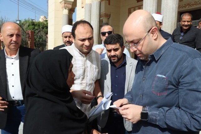 محافظ بني سويف يلتقي المواطنين بمسجد عمر بن عبد العزيز ويوجه بسرعة تلبية الاحتياجات الفردية والعامة