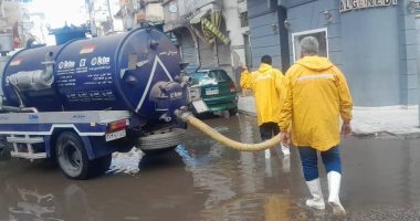 محافظ دمياط يتفقد جهود إزالة مياه الأمطار في المراكز والمدن