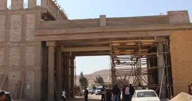 محافظ سوهاج يتفقد إنشاء أول بوابة للمدخل الغربي للمحافظة