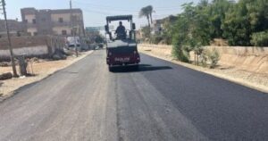 محافظ سوهاج يتفقد عمليات رصف طريق بناويط جهينة في المراغة بطول 8 كم