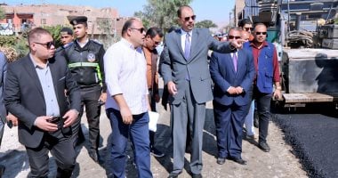 محافظ سوهاج يعاين رصف طريق بناويط جهينة بطول 9 كيلومترات