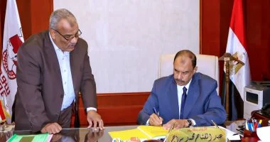 محافظ سوهاج يقر ترقية 1400 موظف بالديوان والوحدات المحلية