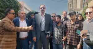 محافظ سوهاج يلتقي شابًا من ذوي الهمم ويوجه بتوفير فرصة عمل له