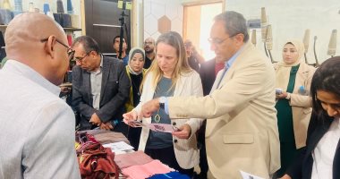 محافظ قنا وفريق البنك الدولي يزورون مواقع الحرف اليدوية