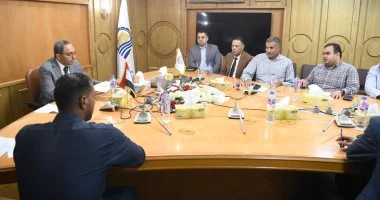 محافظ قنا يدرس 120 شكوى ويقدم حلول سريعة للمواطنين