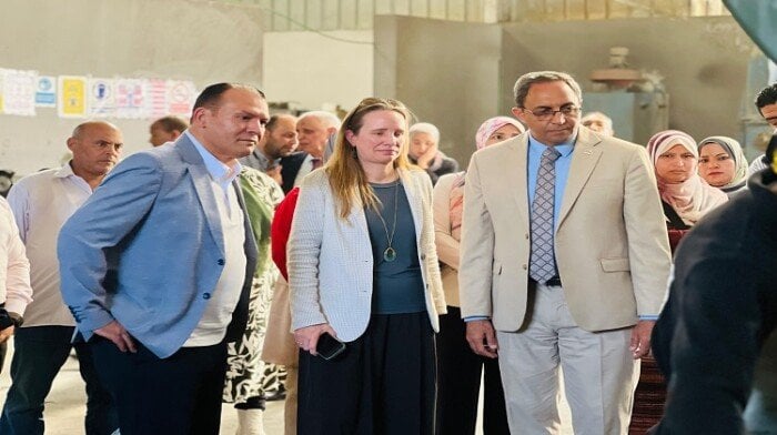 محافظ قنا وفريق البنك الدولي يتفقدون عددًا من المصانع بالمنطقة الصناعية في قفط