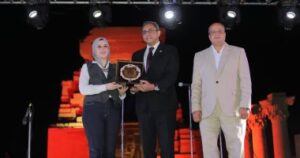 محافظ قنا يكرم مبدعي الفن ضمن مهرجان الفنون والحرف التراثية