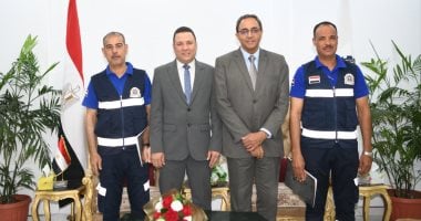 محافظ قنا يكرم مسعفًا وسائقًا لإعادتهما مبلغًا وهاتفًا لصاحبهما.