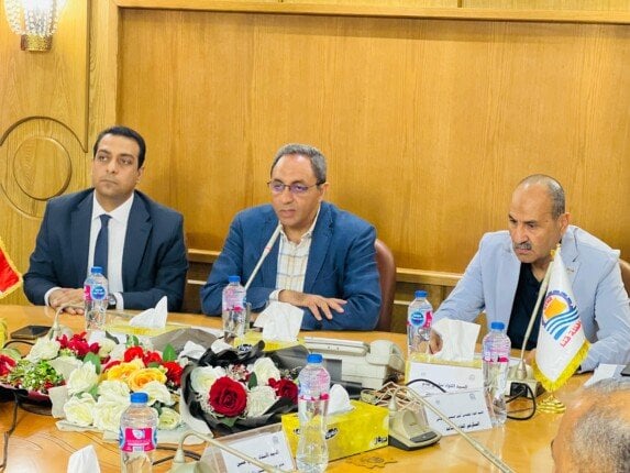 محافظ قنا يعقد اجتماعًا مع مديري الإدارات الهندسية لتعزيز الكفاءة الإشرافية والتشغيلية