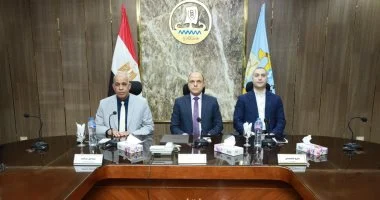 محافظ كفر الشيخ يبحث بروتوكولات الطوارئ للتخلص الآمن من النفايات