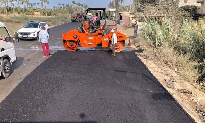 محافظ كفرالشيخ يتابع أعمال رصف امتداد شارع جمال عبد الناصر ببلطيم