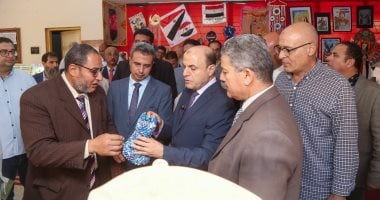 محافظ كفر الشيخ يزور معرض الأنشطة المدرسية لتنمية مهارات الطلاب بمعرفته