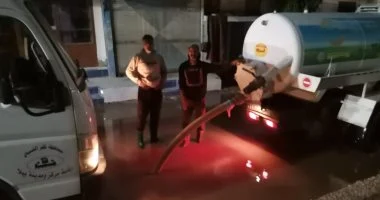 محافظ كفر الشيخ يشرف ليلاً على إزالة تجمعات مياه الأمطار بالشوارع.