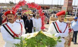 محافظ كفر الشيخ يضع أكاليل الزهور على النصب التذكاري للشهداء في ذكرى معركة البرلس البحرية