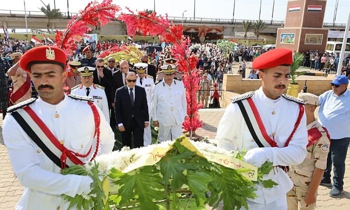 محافظ كفر الشيخ يضع أكاليل الزهور على النصب التذكاري للشهداء في ذكرى معركة البرلس البحرية