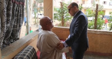 محافظ كفر الشيخ يلبي طلب مواطن ويزور والده المريض في المنزل