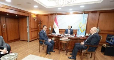 محافظ كفر الشيخ يناقش تحسين الشبكة الكهربائية وتزويد القطاع بالمعدات المتطورة