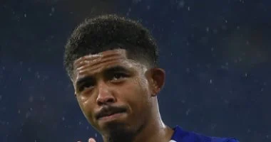 محكمة إنجليزية تقرر حرمان فوفانا مدافع تشيلسي من القيادة عامين