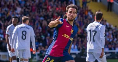 مدافع برشلونة يحسم موقفه من الانتقال إلى باريس سان جيرمان