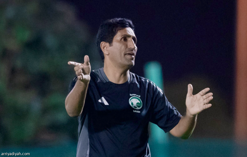 مدرب الأخضر يستعد لمواجهة مالي ويؤكد على أهمية الاستراتيجية الفنية