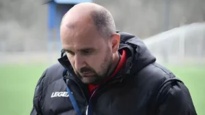 مدرب يودع الحياة بشكل مفاجئ أثناء مباراة كرة في أوروبا