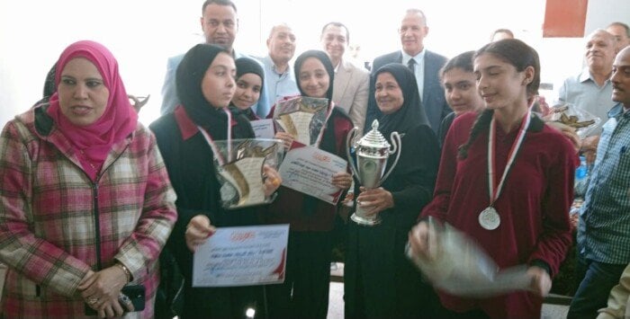 مدير تعليم أسيوط يكرم الفائزين بمسابقة أوائل الطلبة بمدارس القوصية