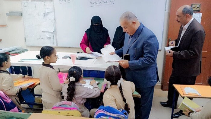 مدير تعليم الفيوم يتفقد مدرسة المنشية ويشيد بانضباط الطلاب