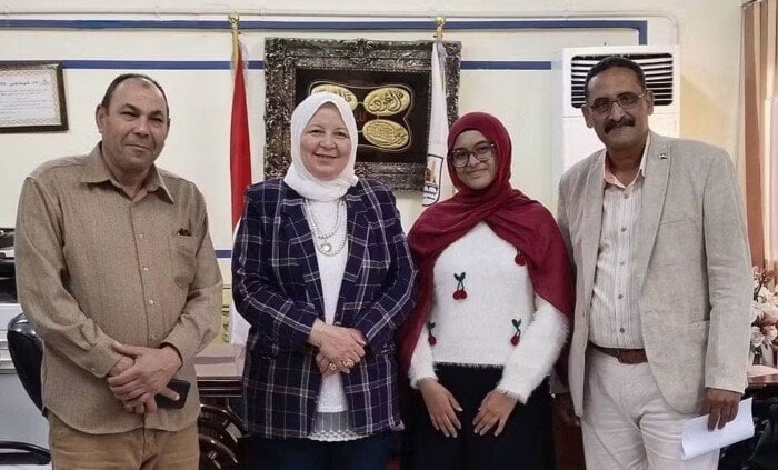 مدير تعليم بني سويف تستقبل الطالبة «حبيبة» قبل مشاركتها في نهائيات مسابقة التميز بالحرف اليدوية