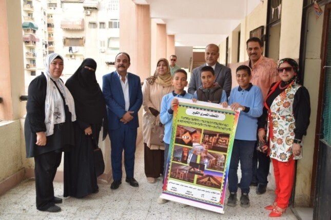 مدير تعليم بورسعيد يُشارك طلاب مدرسة عمر مكرم الابتدائية فعاليات طابور الصباح