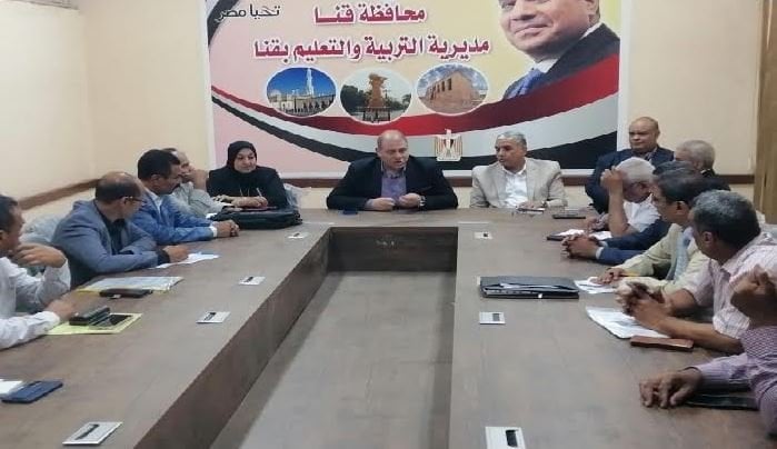 مدير تعليم قنا يوجه بتجهيز المقرات الانتخابية خلال اجتماع موسّع