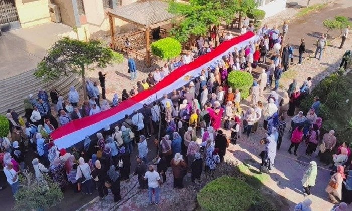 بأطول علم.. مديرية تعليم الإسكندرية تشارك في ثاني أيام انتخابات مجلس النواب 2025