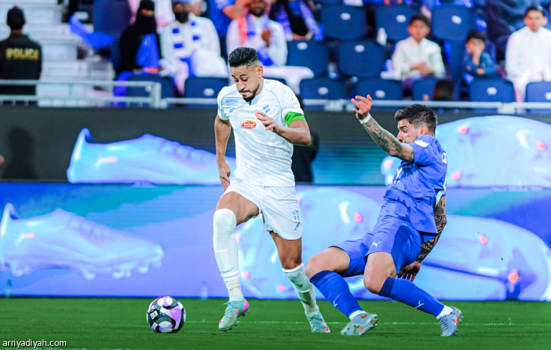 مراد باتنا يواصل تفوقه على الهلال ويزيد المعاناة