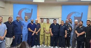 مستشفى طب سوهاج يجري عملية دقيقة لطفل مصاب بقطع مجرى البول