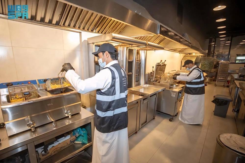 مستودعات ومعامل مخالفة بمكة تُثير قلق الأمان الغذائي وتكشف عن انتهاكات جسيمة.