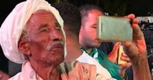 مسن يوثق بهاتفه أغنية لفاطمة عيد خلال مهرجان التراث بقنا