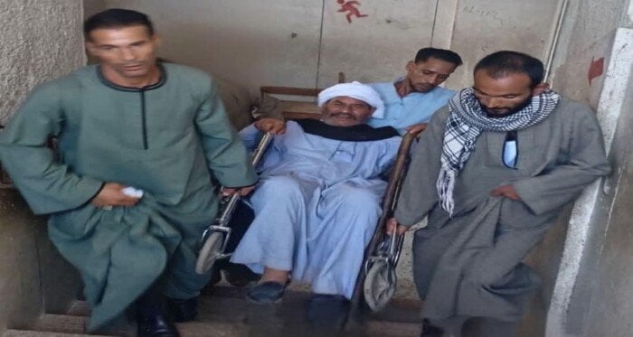 محمولًا على كرسي متحرك.. مسن يُدلي بصوته في انتخابات مجلس النواب بالإسكندرية