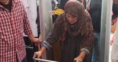 مسنة تستخدم عكازها لتدلي بصوتها في انتخابات شبين القناطر