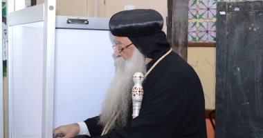 مطران دشنا يشارك في التصويت لانتخابات مجلس النواب في قنا