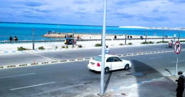 منظر طبيعي ساحر وأجواء غائمة وطقس خريفي معتدل على كورنيش مطروح.