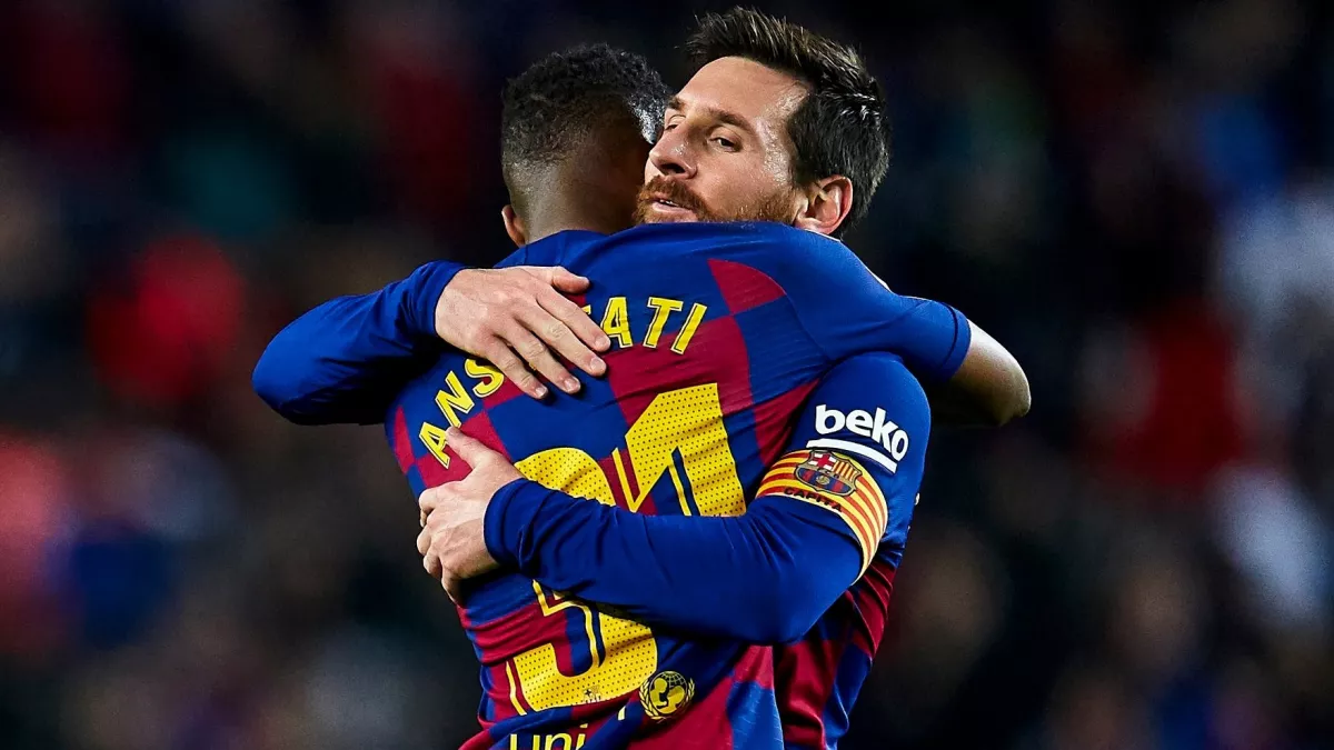 ميسي يفاجئ برشلونة بزيارة غير متوقعة لملعب كامب نو