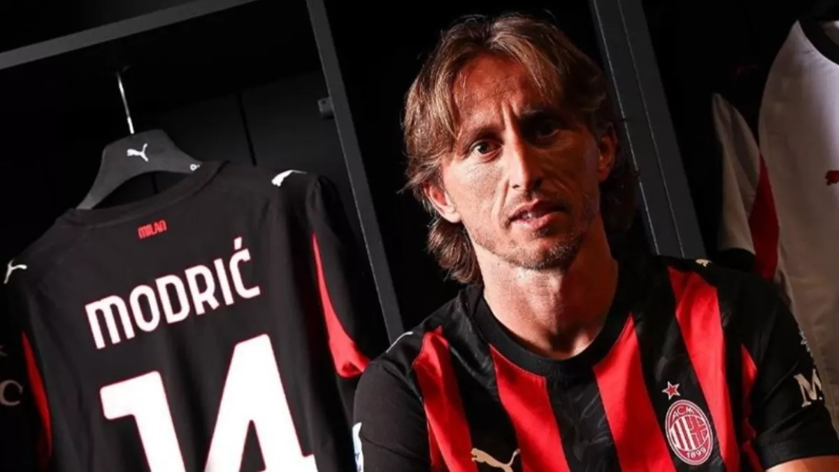 ميلان يجدد عقد مودريتش حتى 2027 والمشجعون يحتفلون بالأسطورة العظيمة