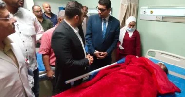 نائب محافظ الأقصر يزور المصابين بحادث تصادم ميكروباص وتريلا للاطمئنان عليهم