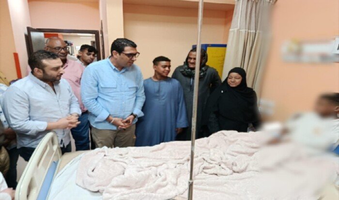 نائب محافظ الأقصر يزور ضحايا حادث الطريق الصحراوي الغربي بالمستشفى